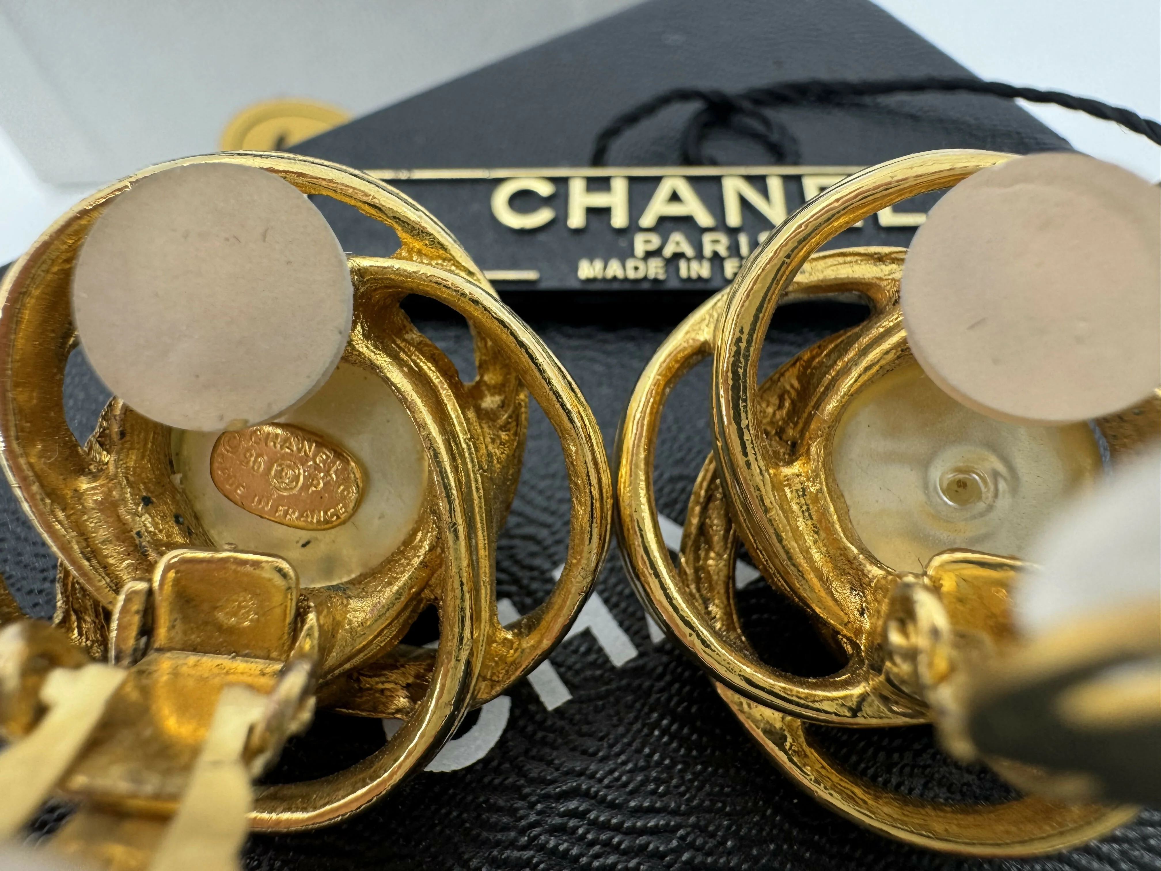 Chanel Vintage 96P Gold-Plated Imitation Pearl Spiral Clip-on Earrings - Image 9