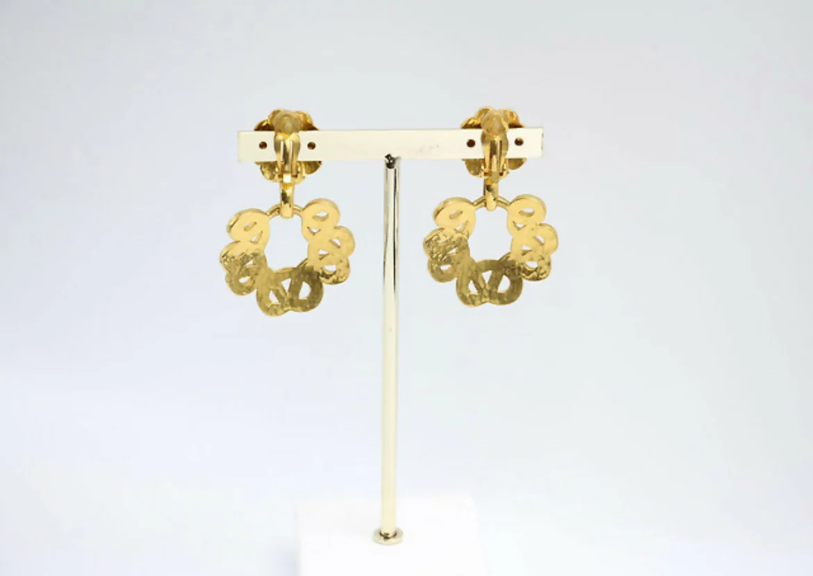 Chanel Vintage 97P Gold-plated Large Wreath Dangle Clip-on Earrings - Image 2