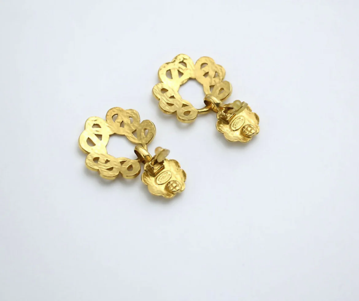 Chanel Vintage 97P Gold-plated Large Wreath Dangle Clip-on Earrings - Image 6
