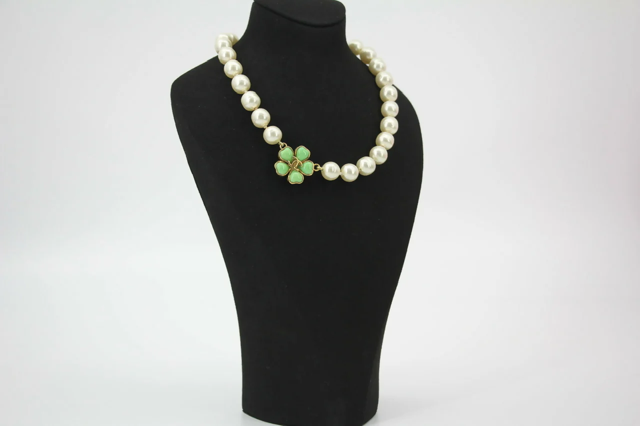 Chanel Vintage 97P Green Gripoix Camellias Pearls Necklace - Image 2
