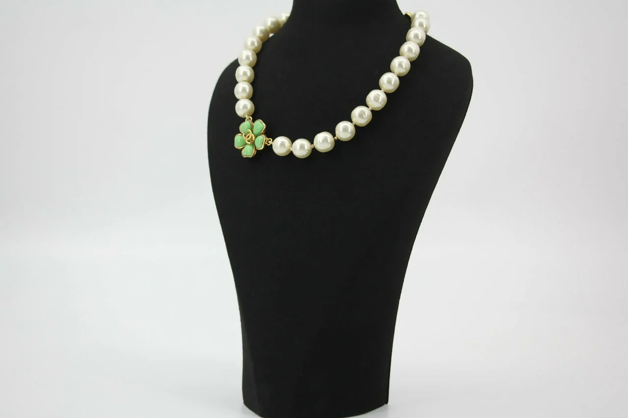Chanel Vintage 97P Green Gripoix Camellias Pearls Necklace - Image 3