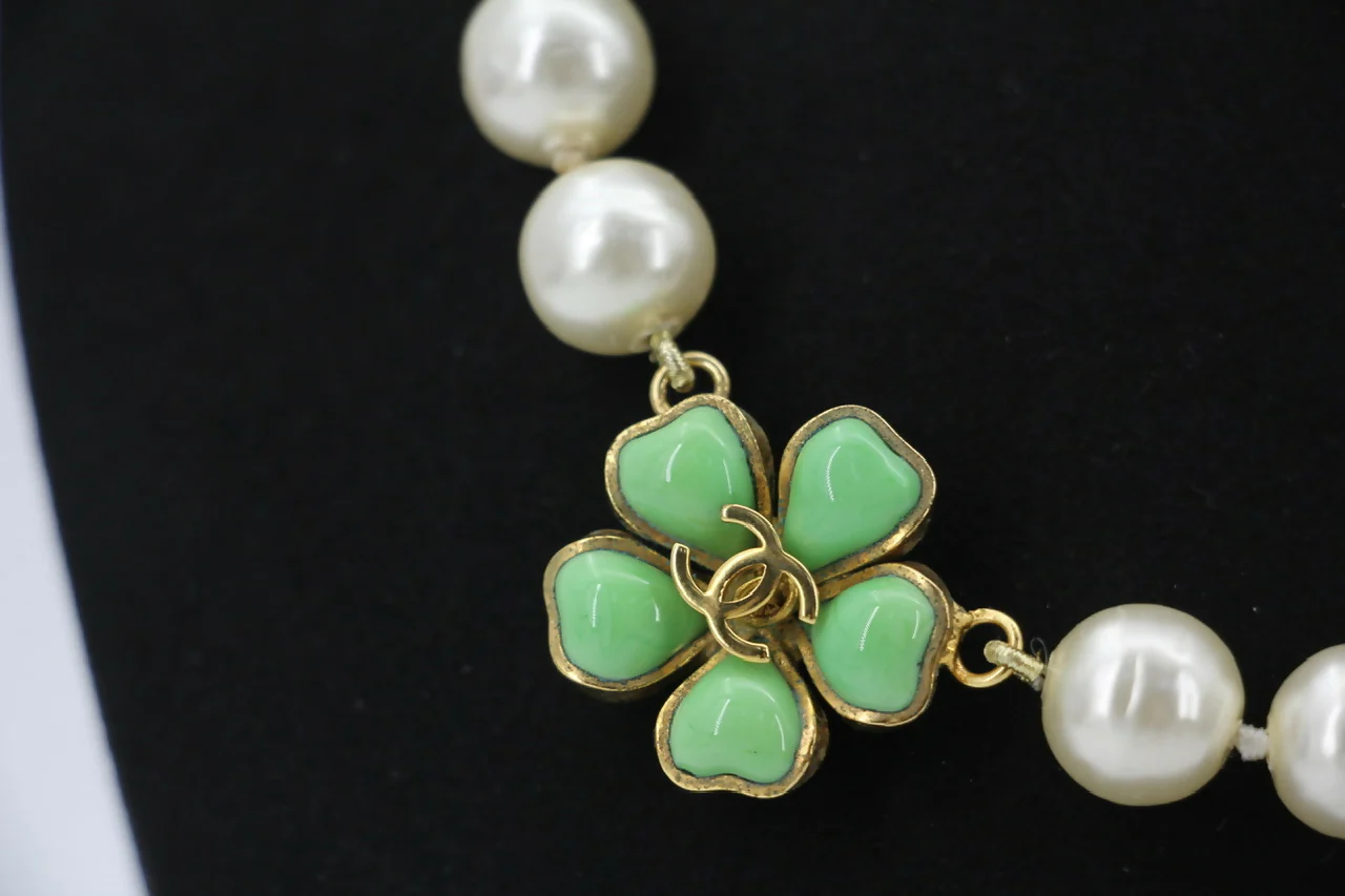 Chanel Vintage 97P Green Gripoix Camellias Pearls Necklace - Image 4