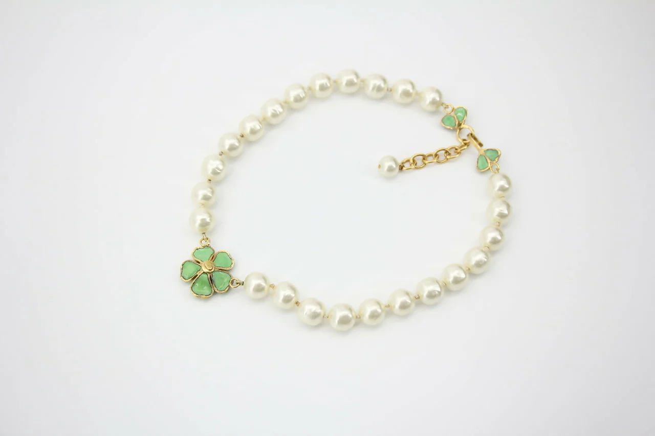 Chanel Vintage 97P Green Gripoix Camellias Pearls Necklace - Image 6