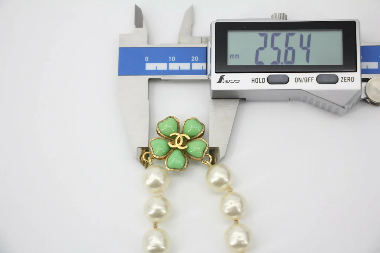 Chanel Vintage 97P Green Gripoix Camellias Pearls Necklace - Image 9