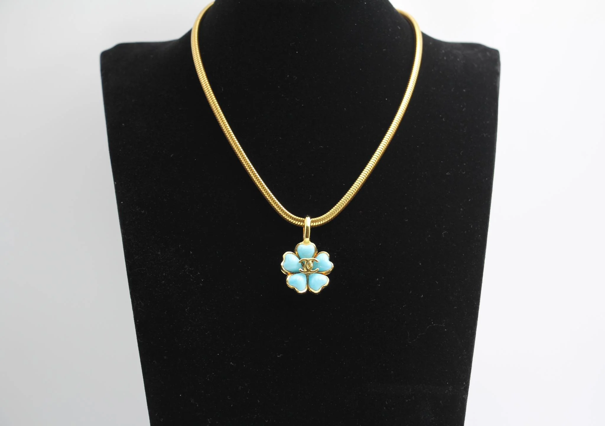 Chanel Vintage 97P Gripoix Blue Camellias Pendant Necklace - Image 8