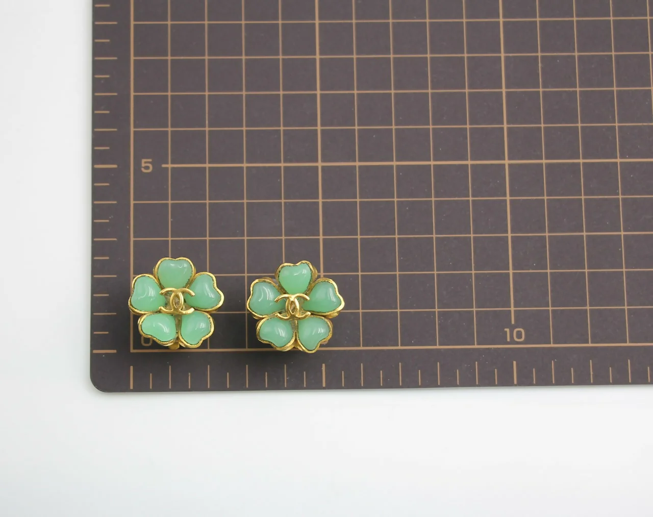 Chanel Vintage 97P Gripoix Jade Light Green Camellia Clip-on Earrings - Image 10