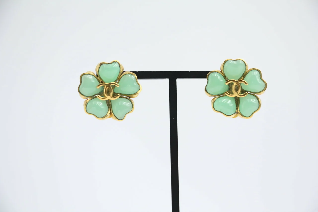 Chanel Vintage 97P Gripoix Jade Light Green Camellia Clip-on Earrings - Image 2