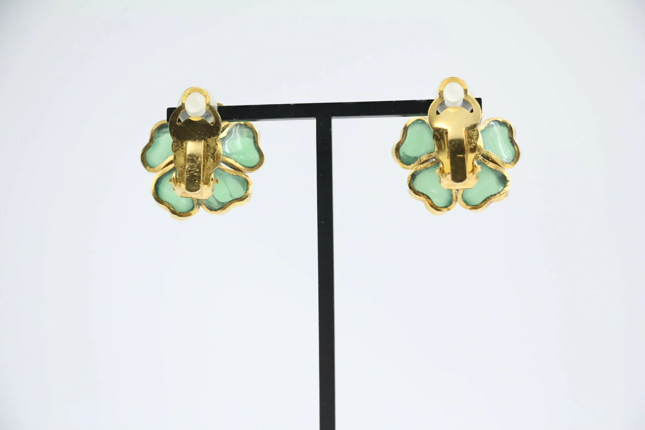 Chanel Vintage 97P Gripoix Jade Light Green Camellia Clip-on Earrings - Image 3