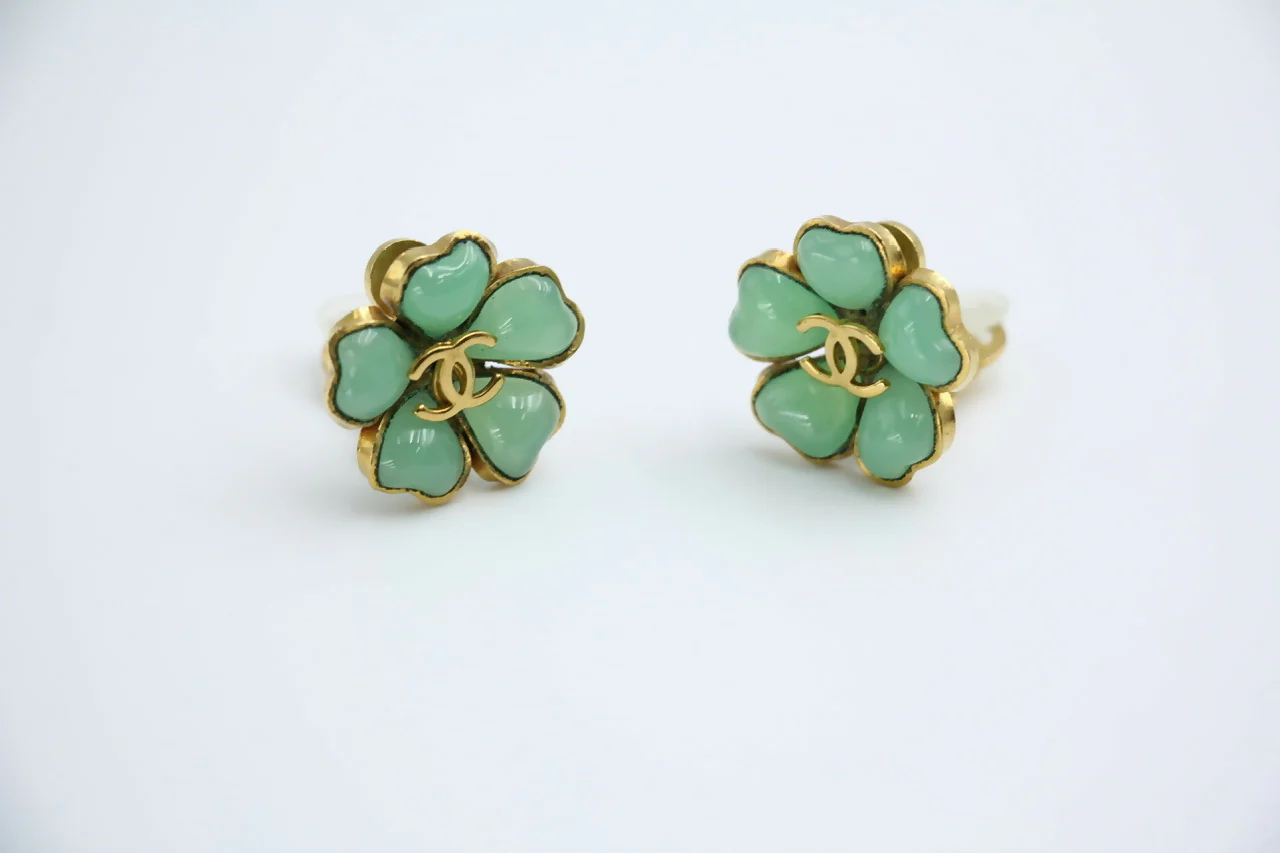 Chanel Vintage 97P Gripoix Jade Light Green Camellia Clip-on Earrings - Image 4