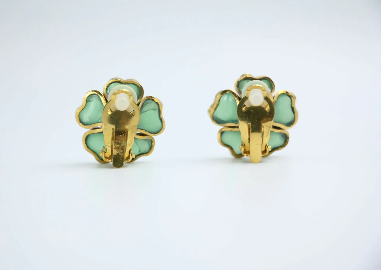 Chanel Vintage 97P Gripoix Jade Light Green Camellia Clip-on Earrings - Image 5