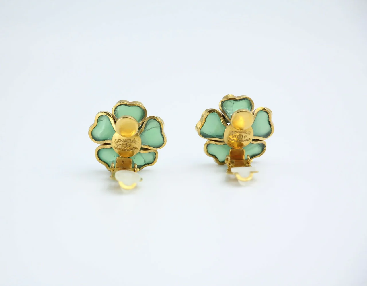 Chanel Vintage 97P Gripoix Jade Light Green Camellia Clip-on Earrings - Image 6