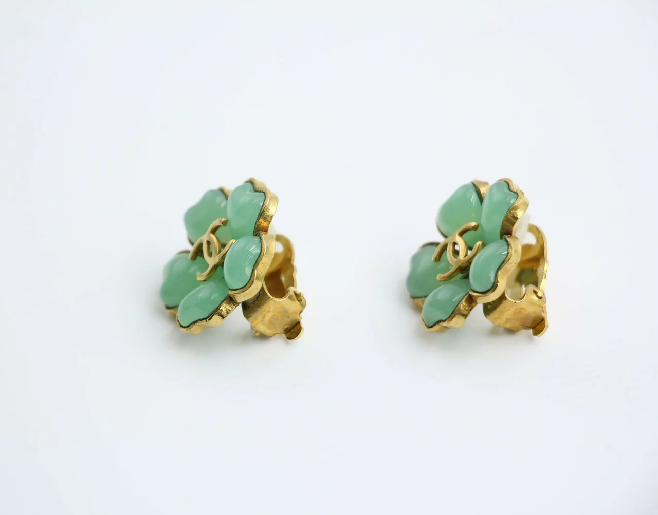 Chanel Vintage 97P Gripoix Jade Light Green Camellia Clip-on Earrings - Image 7