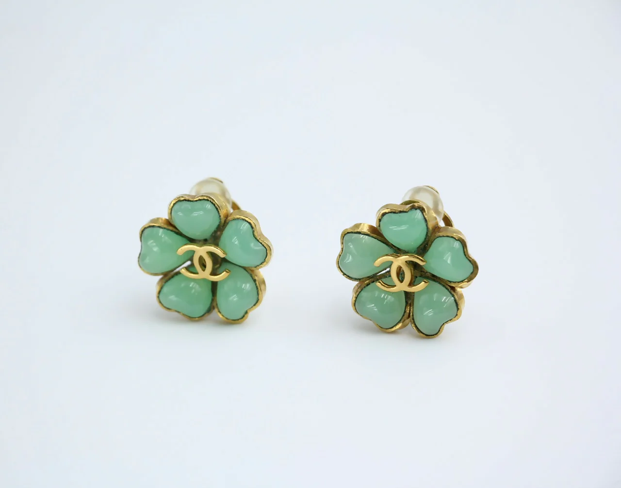 Chanel Vintage 97P Gripoix Jade Light Green Camellia Clip-on Earrings - Image 8