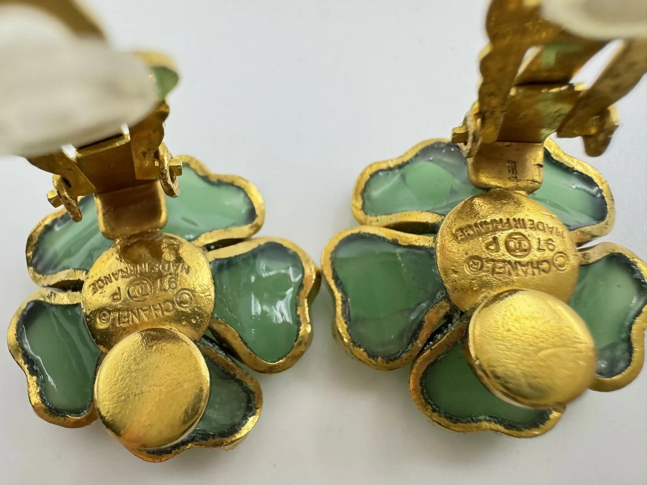 Chanel Vintage 97P Gripoix Jade Light Green Camellia Clip-on Earrings - Image 9