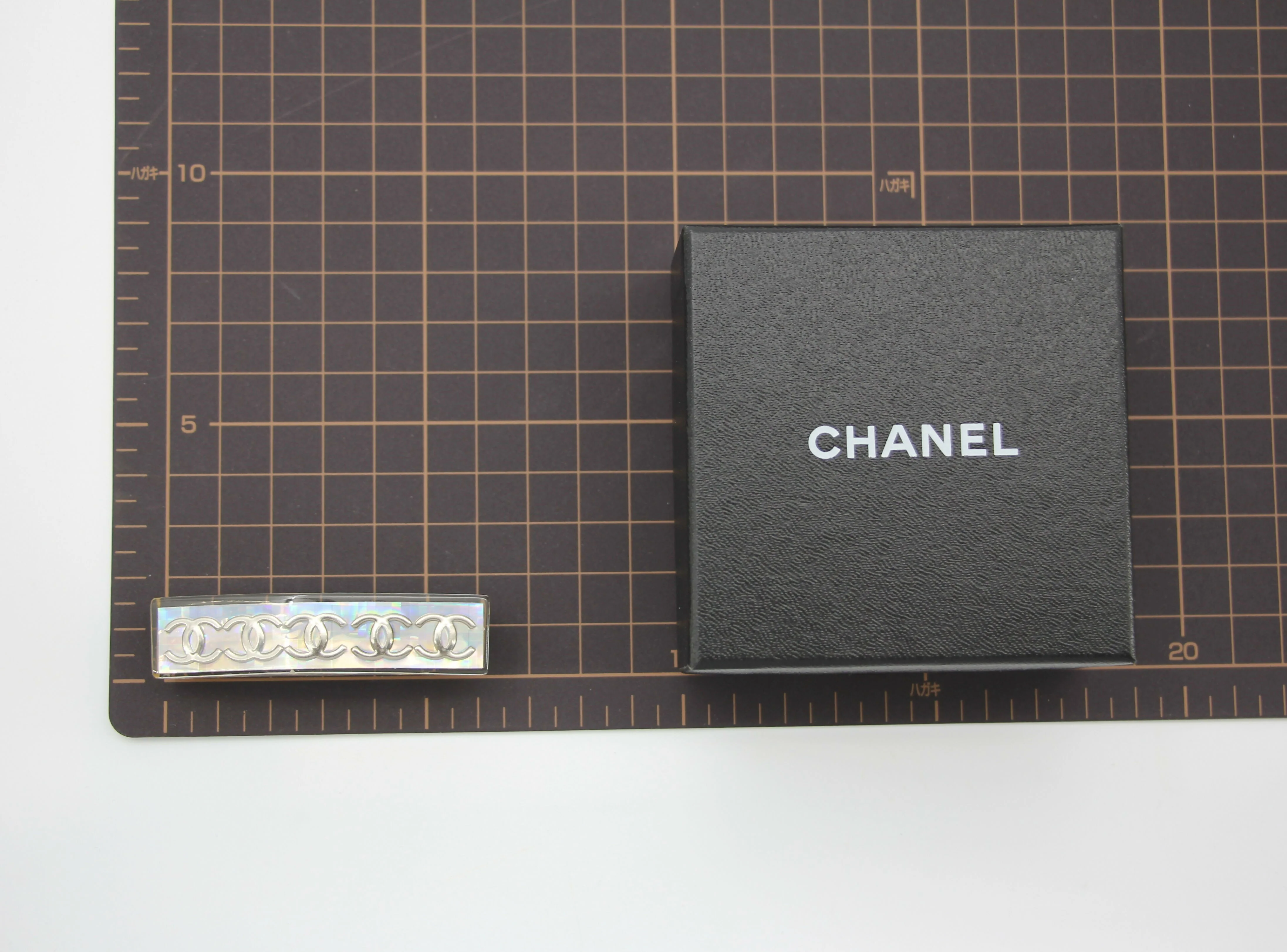 Chanel Vintage 97P Iridescent Resin Five Silver-Tone CC Logos Hair Clip - Image 10