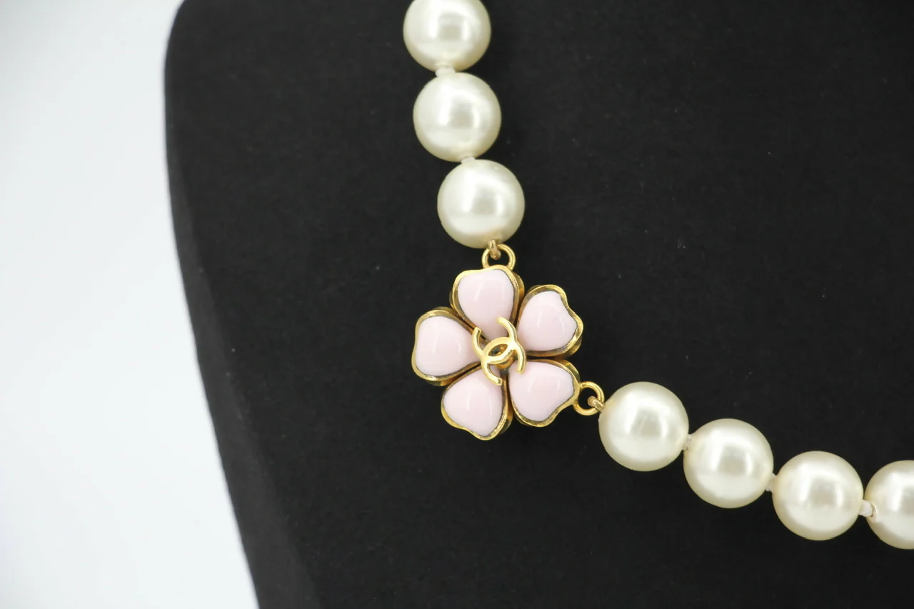 Chanel Vintage 97P Pink Gripoix Camellias Pearls Necklace - Image 2