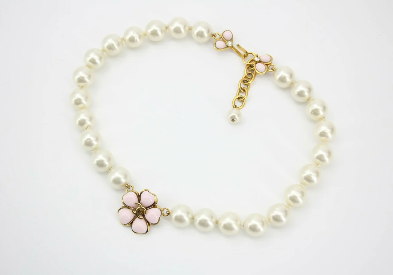 Chanel Vintage 97P Pink Gripoix Camellias Pearls Necklace - Image 4
