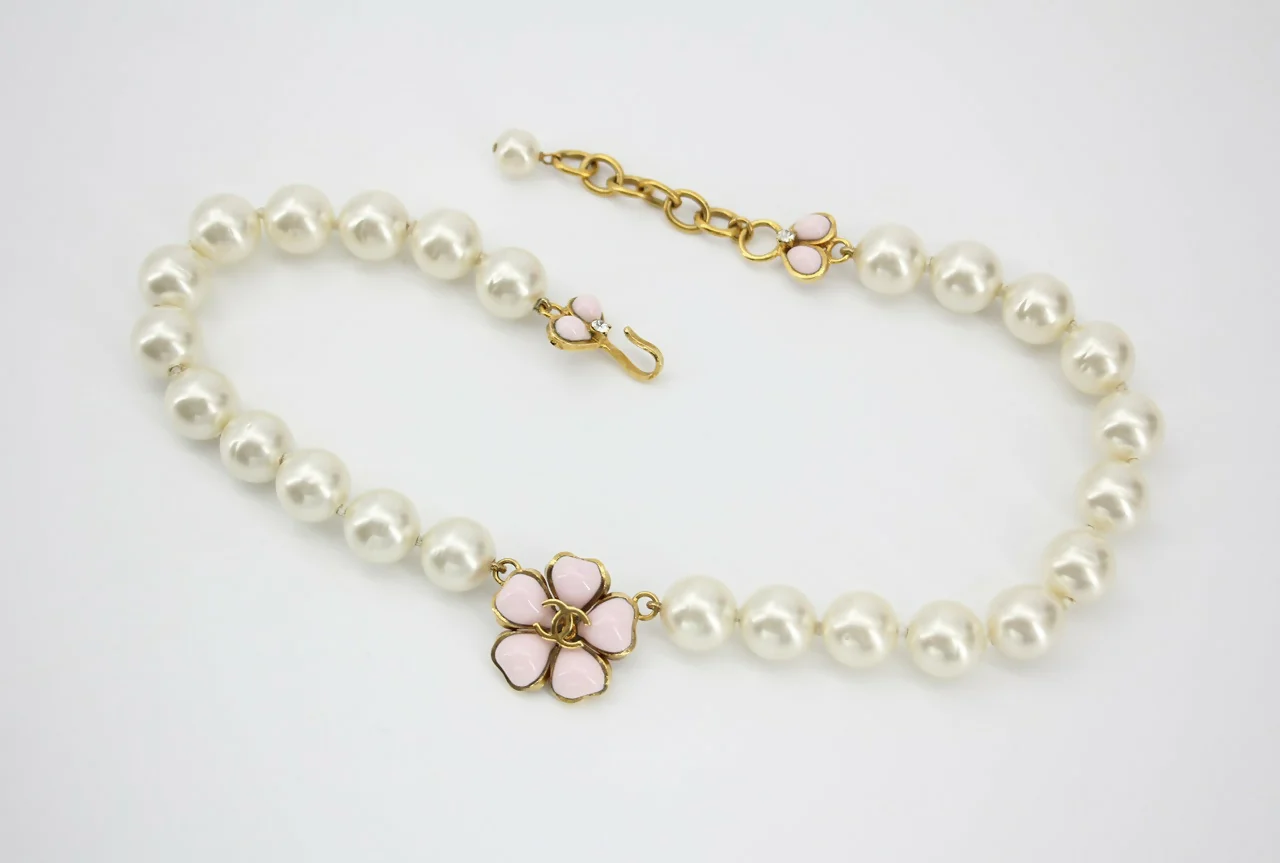 Chanel Vintage 97P Pink Gripoix Camellias Pearls Necklace - Image 5