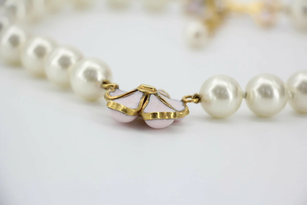 Chanel Vintage 97P Pink Gripoix Camellias Pearls Necklace - Image 6