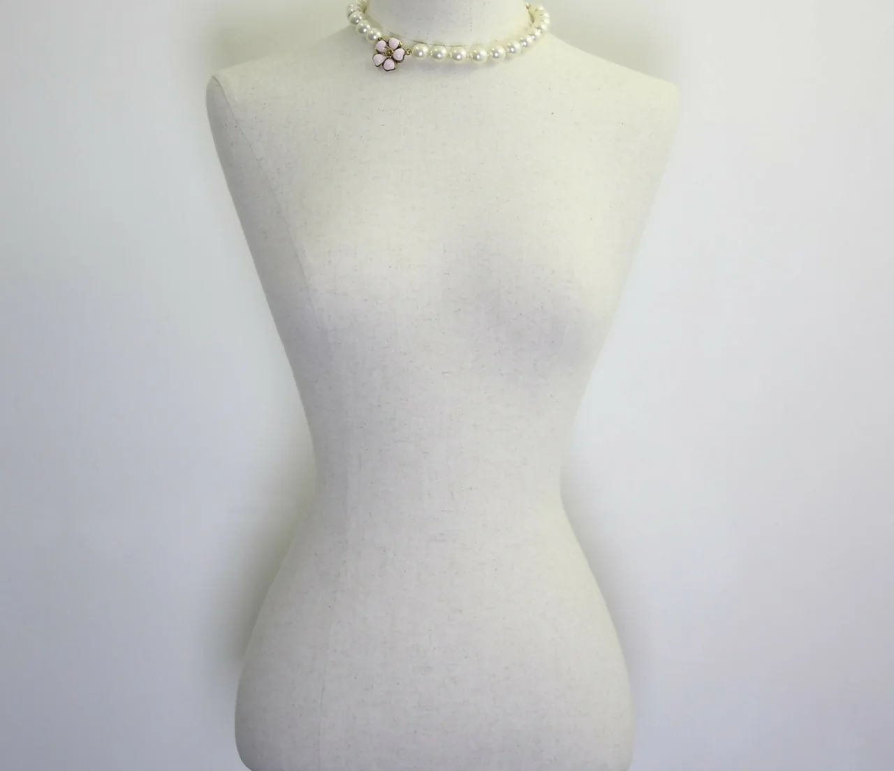 Chanel Vintage 97P Pink Gripoix Camellias Pearls Necklace - Image 7