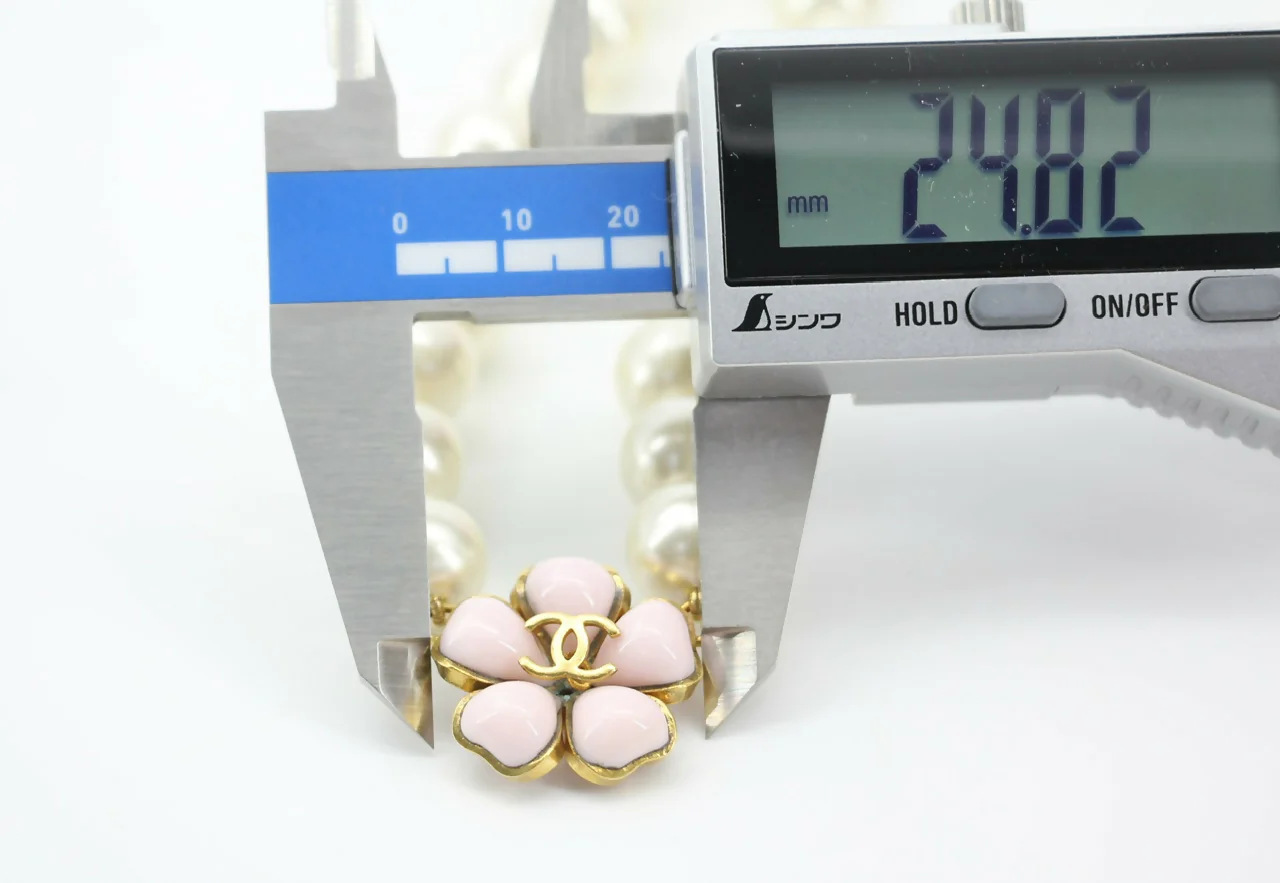 Chanel Vintage 97P Pink Gripoix Camellias Pearls Necklace - Image 9