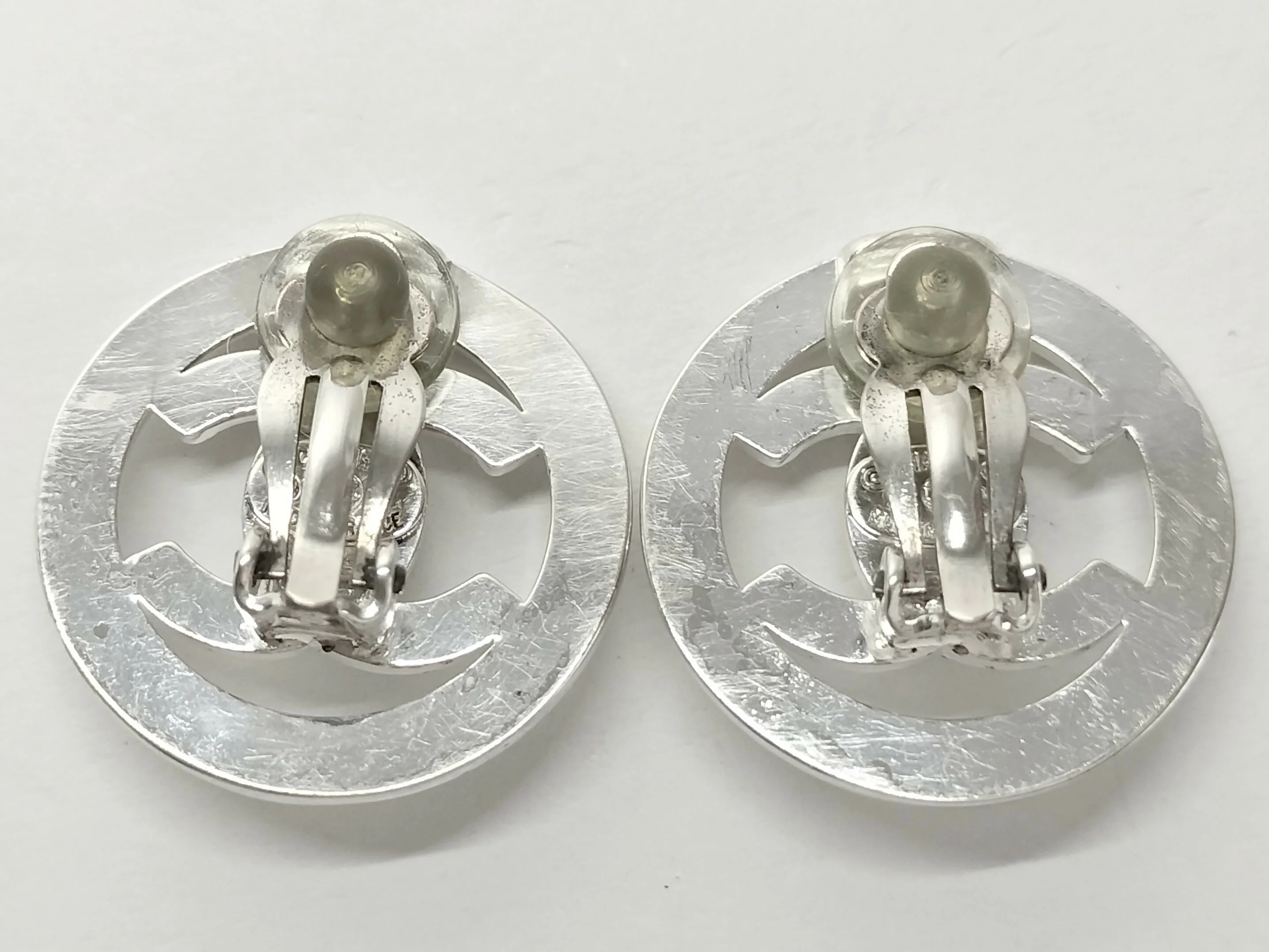 Chanel Vintage 97P Silver Circle Latch Clip-on Earrings - Image 4