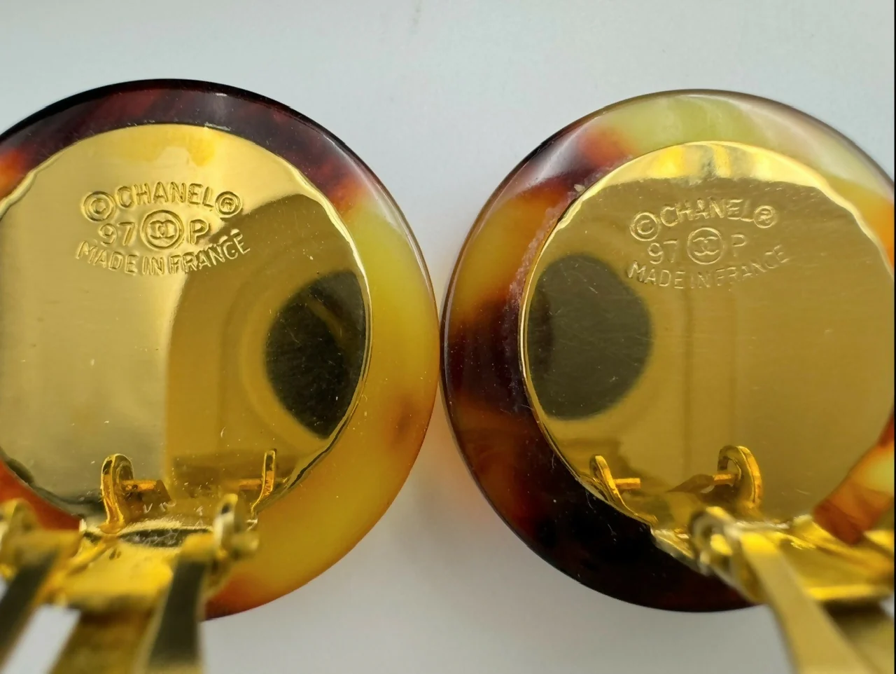 Chanel Vintage 97P Tortoise Shell Round Earrings - Image 9