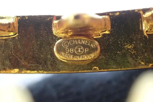 Chanel Vintage 98 Cc Logo Plated Hair Clip - Image 2