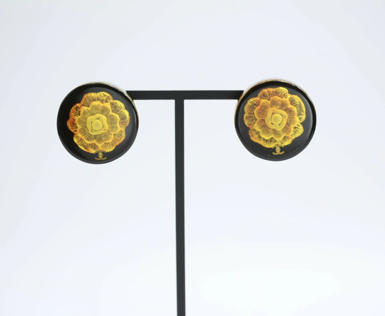 Chanel Vintage 98A Acrylic Brown Camellia Clip-on Earrings - Image 2