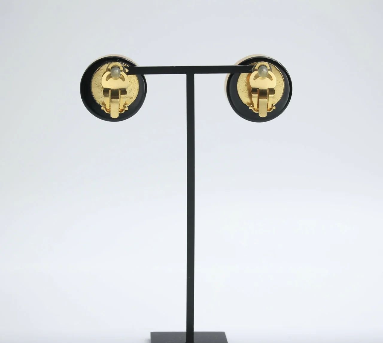Chanel Vintage 98A Acrylic Brown Camellia Clip-on Earrings - Image 3