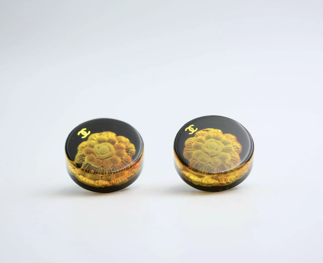 Chanel Vintage 98A Acrylic Brown Camellia Clip-on Earrings - Image 4