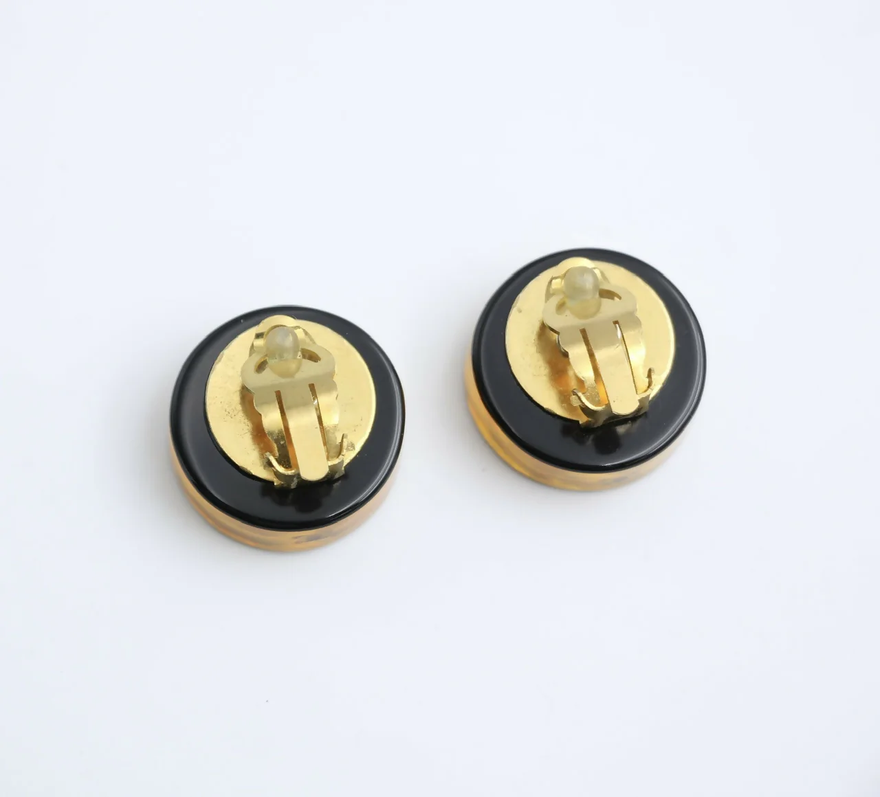 Chanel Vintage 98A Acrylic Brown Camellia Clip-on Earrings - Image 5