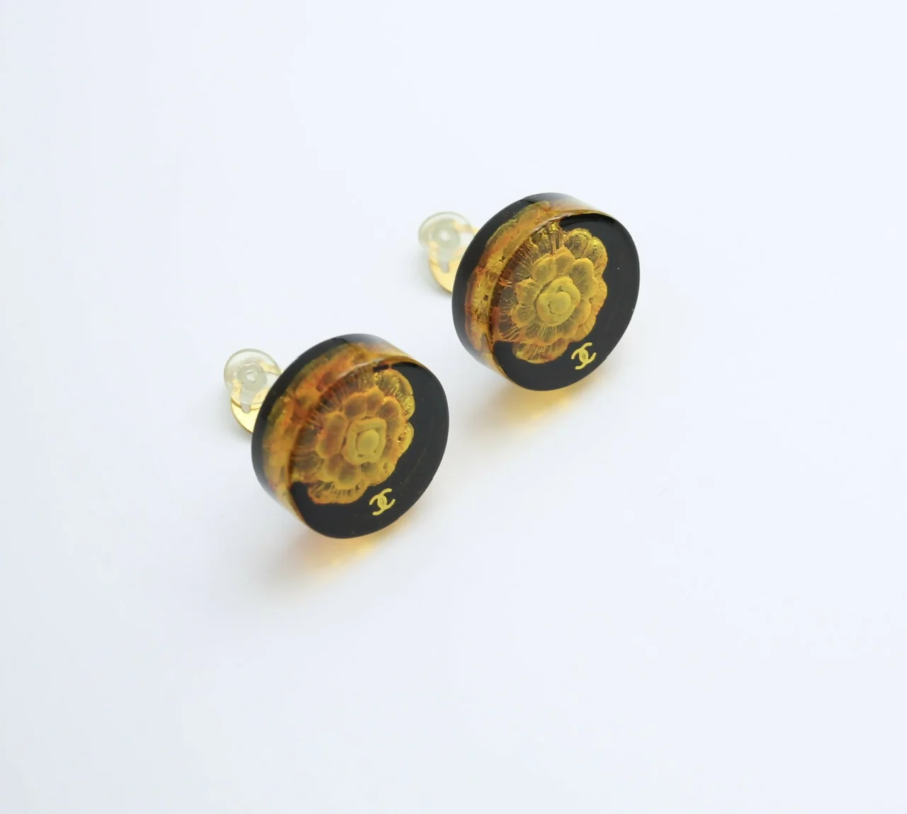 Chanel Vintage 98A Acrylic Brown Camellia Clip-on Earrings - Image 7