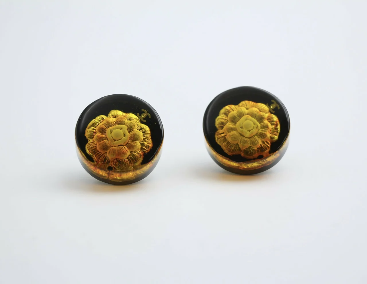 Chanel Vintage 98A Acrylic Brown Camellia Clip-on Earrings - Image 8