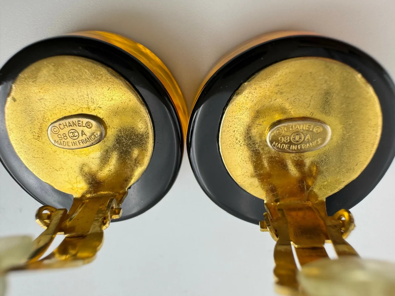 Chanel Vintage 98A Acrylic Brown Camellia Clip-on Earrings - Image 9