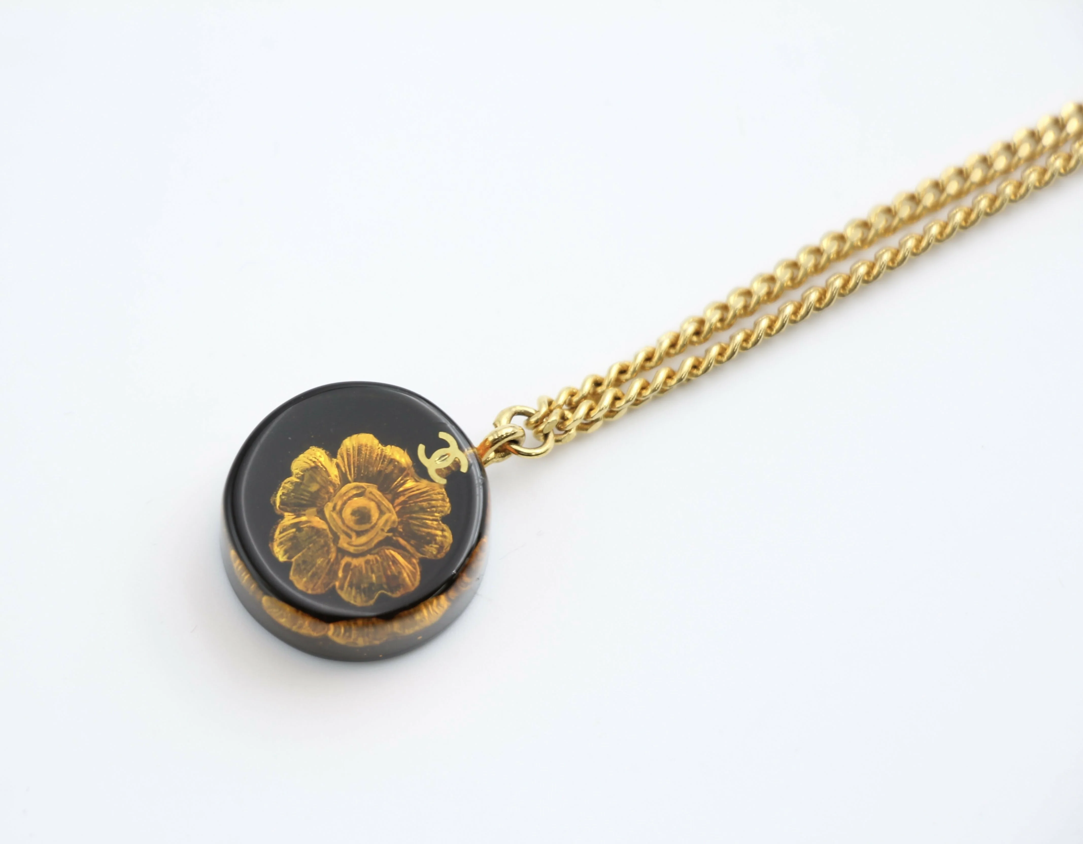 Chanel Vintage 98A Acrylic Dark Brown Camellia Necklace - Image 4