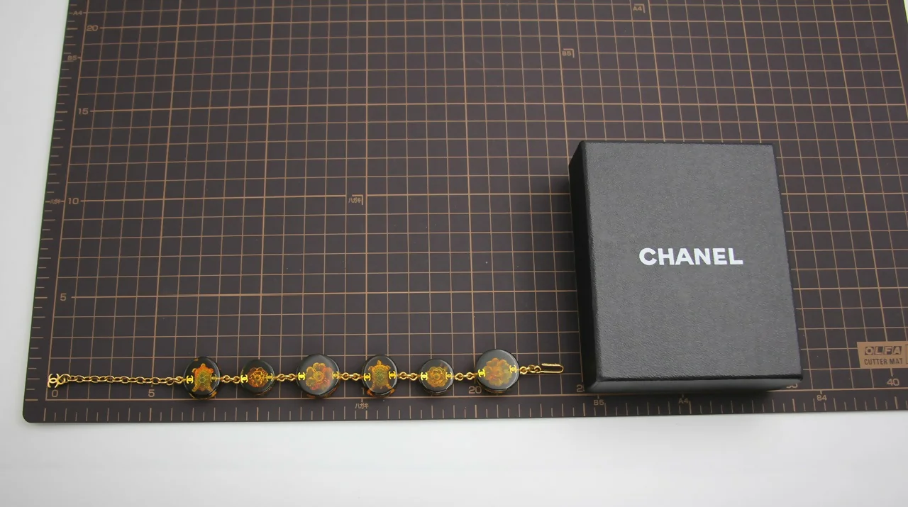 Chanel Vintage 98A Acrylic Dark Brown Turtle and Camellia Tortoise Shell Style Bracelet - Image 10