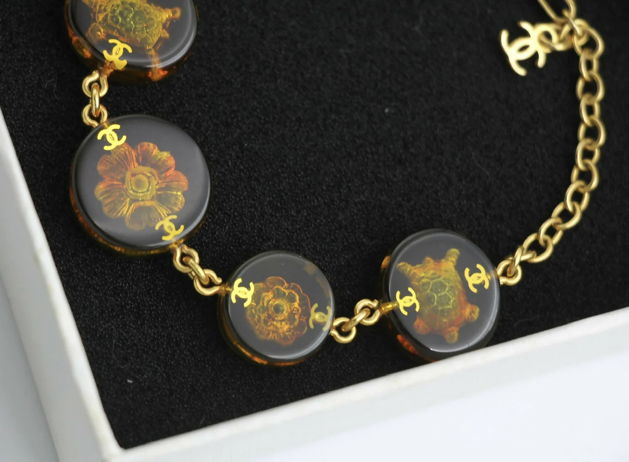 Chanel Vintage 98A Acrylic Dark Brown Turtle and Camellia Tortoise Shell Style Bracelet - Image 3