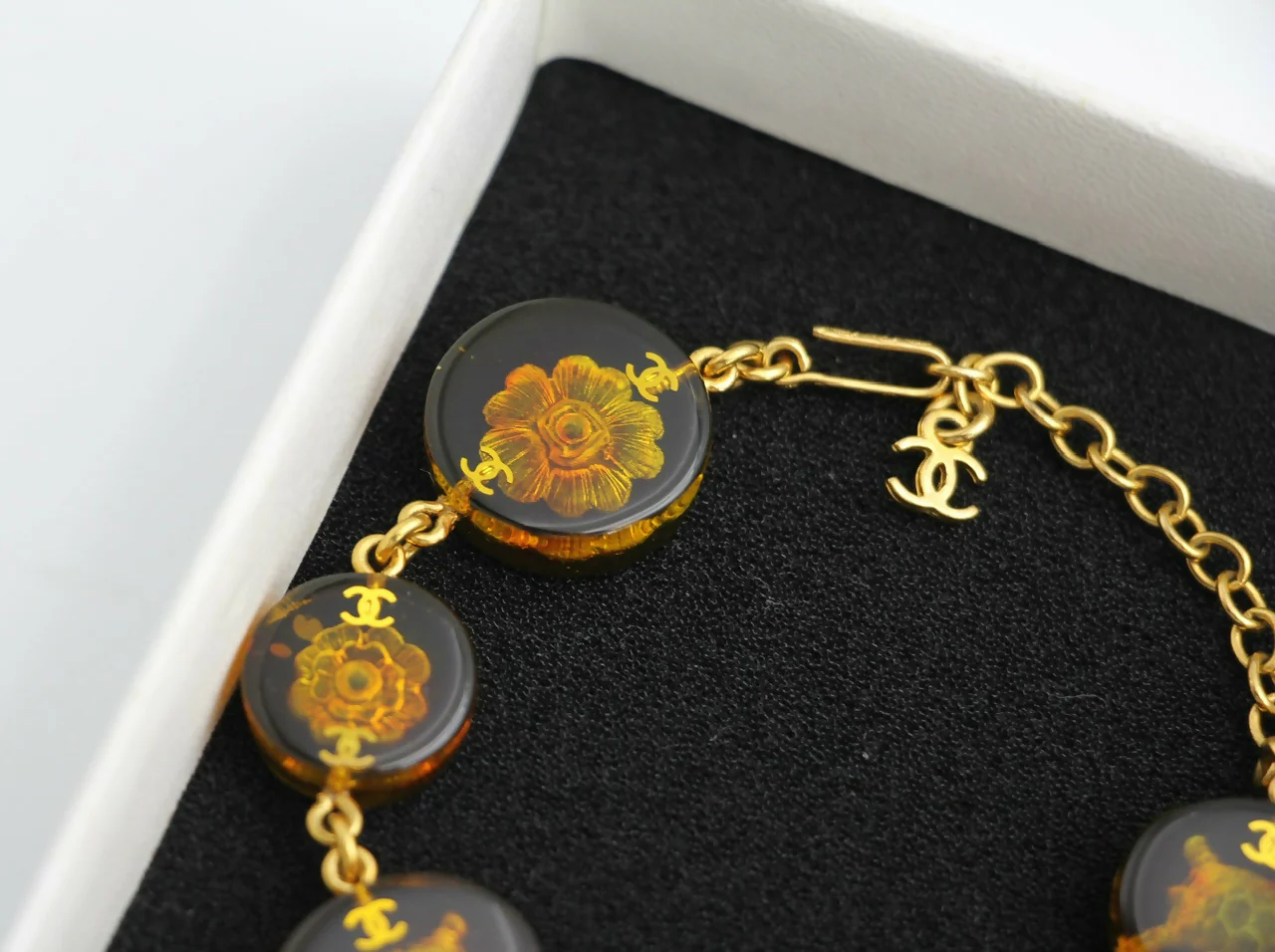 Chanel Vintage 98A Acrylic Dark Brown Turtle and Camellia Tortoise Shell Style Bracelet - Image 4