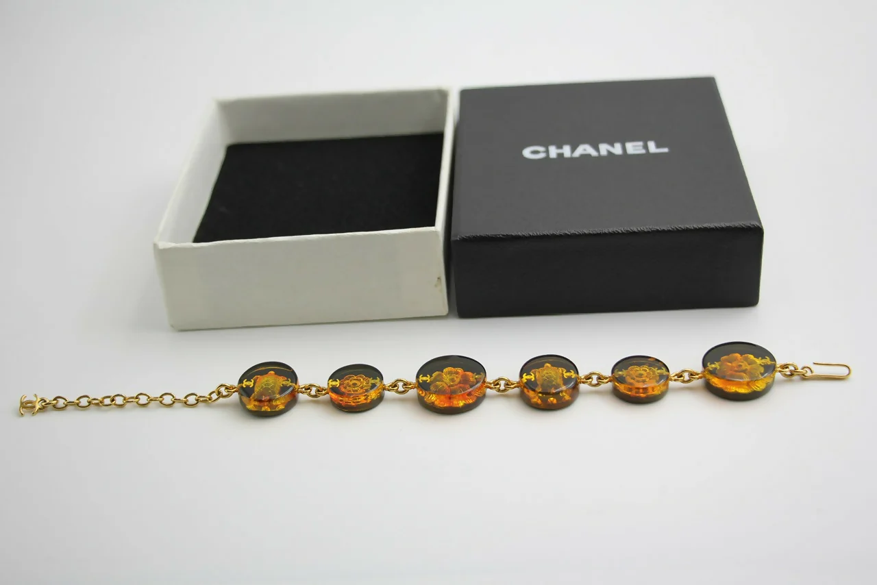 Chanel Vintage 98A Acrylic Dark Brown Turtle and Camellia Tortoise Shell Style Bracelet - Image 5