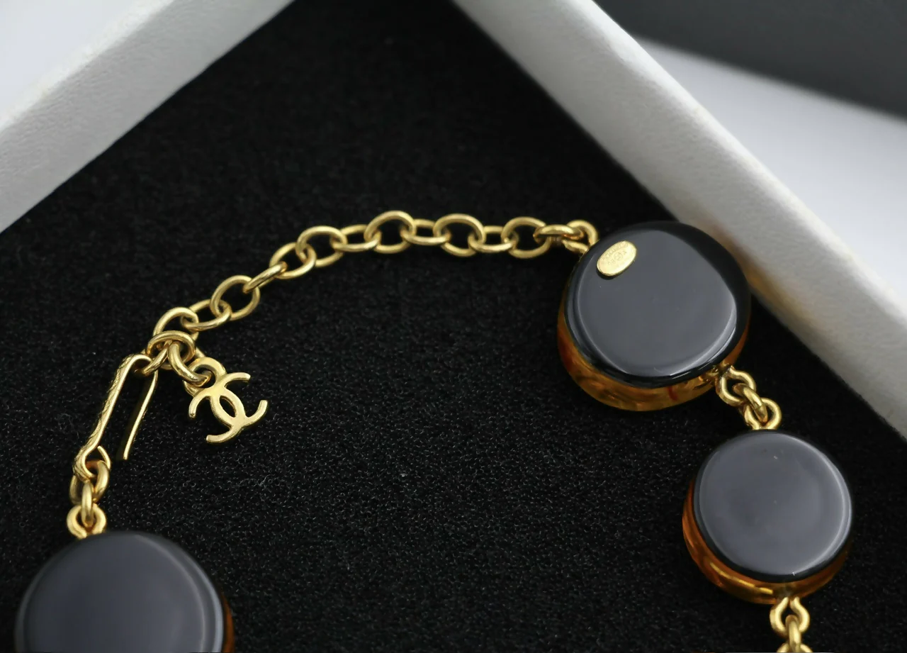 Chanel Vintage 98A Acrylic Dark Brown Turtle and Camellia Tortoise Shell Style Bracelet - Image 7