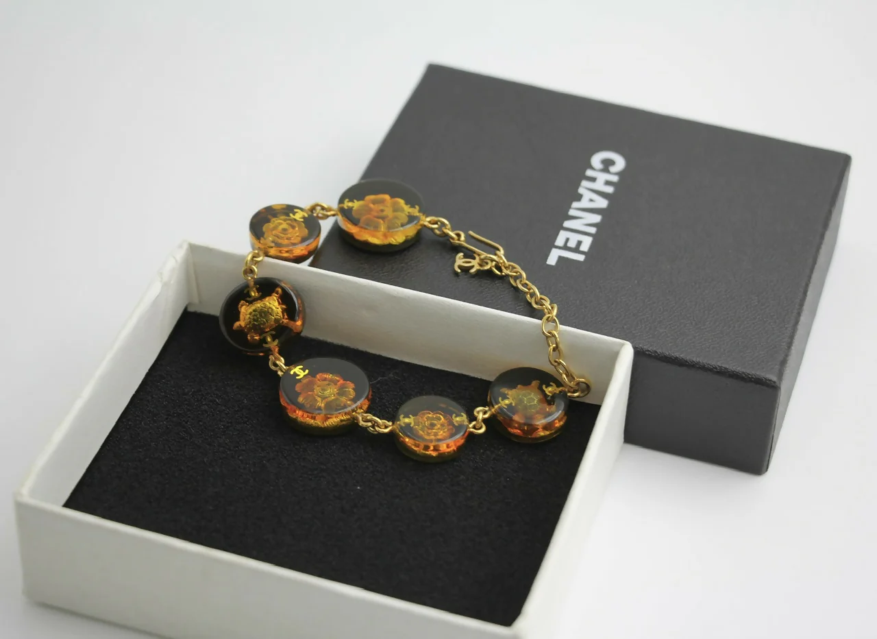 Chanel Vintage 98A Acrylic Dark Brown Turtle and Camellia Tortoise Shell Style Bracelet - Image 8