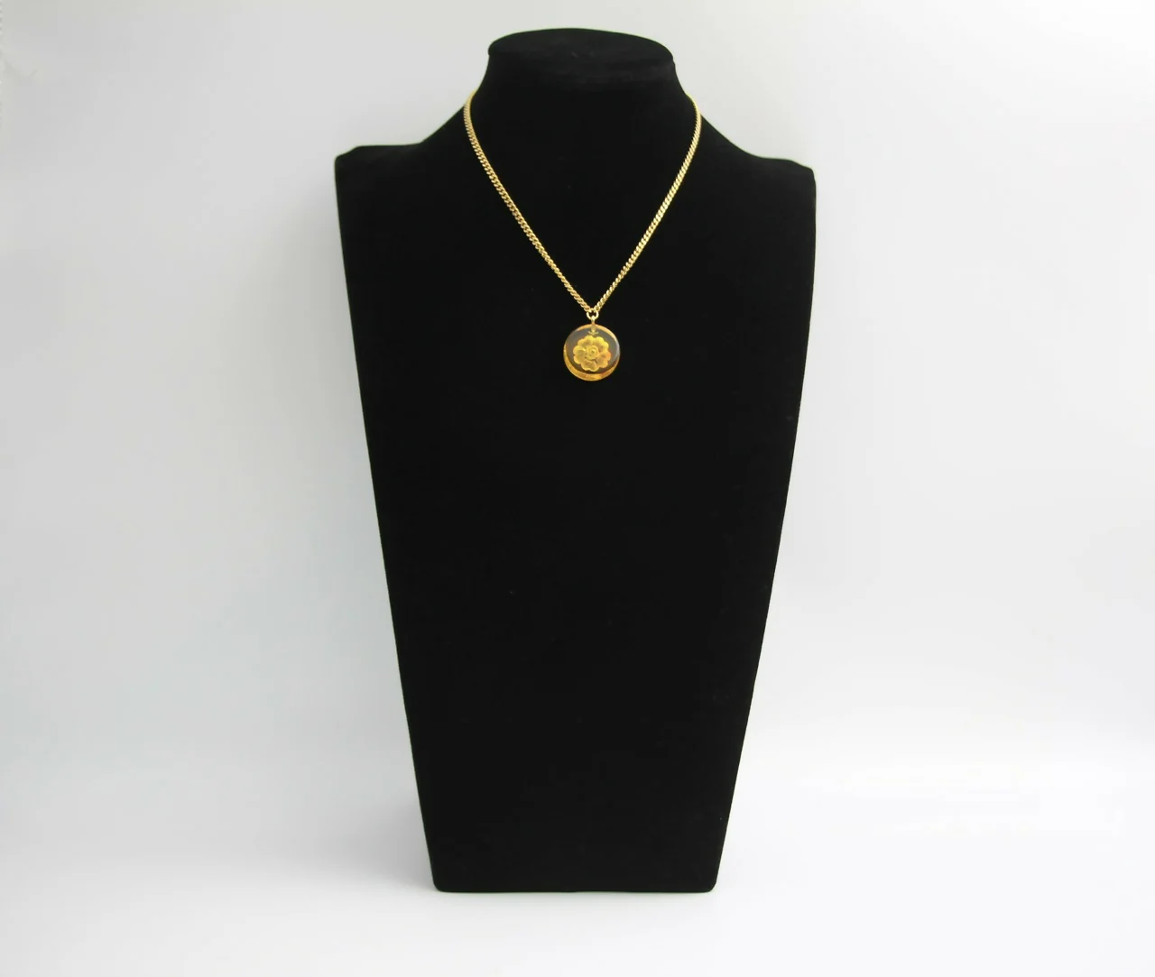 Chanel Vintage 98A Acrylic Light Yellow Brown Camellia Necklace - Image 4