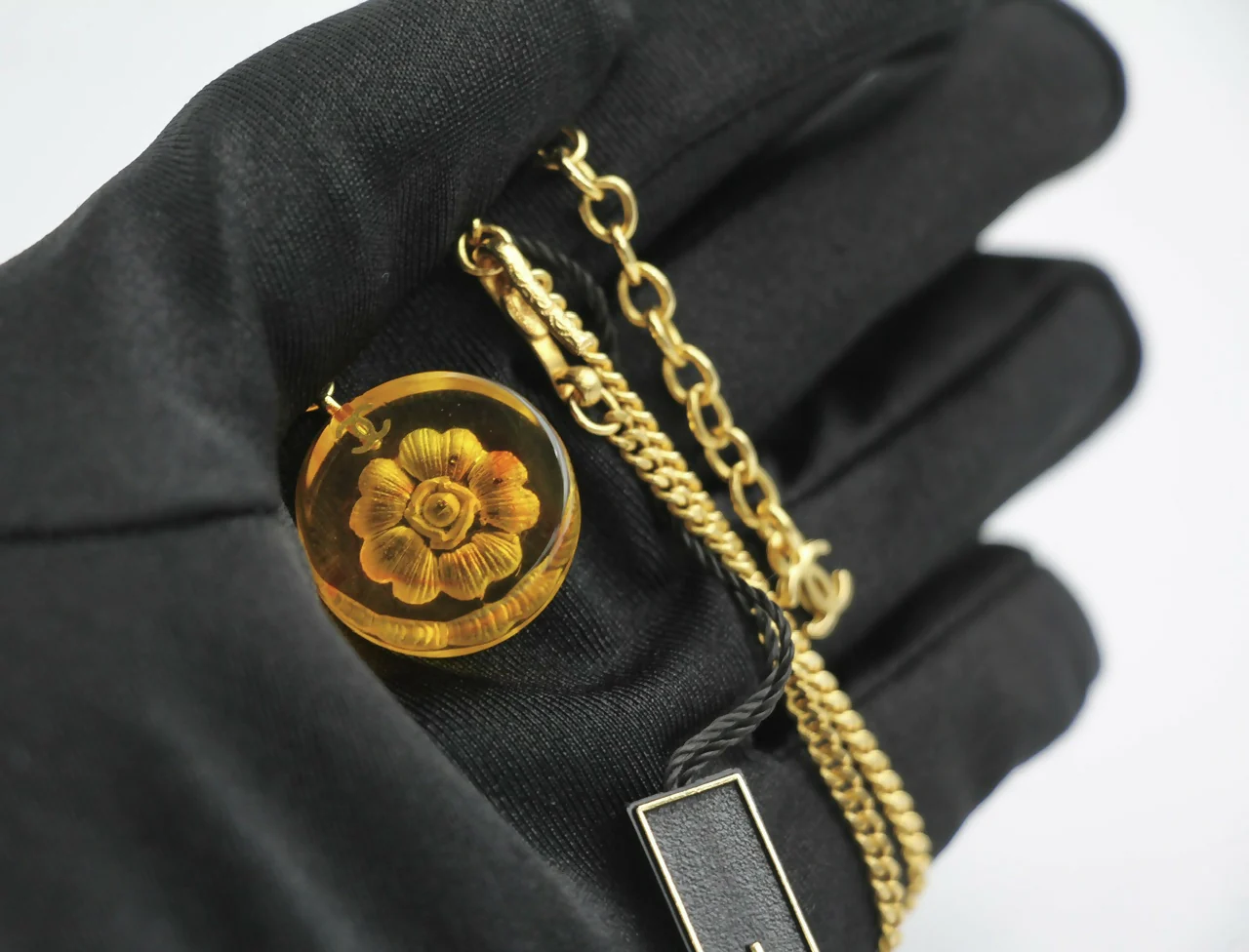 Chanel Vintage 98A Acrylic Light Yellow Brown Camellia Necklace - Image 6