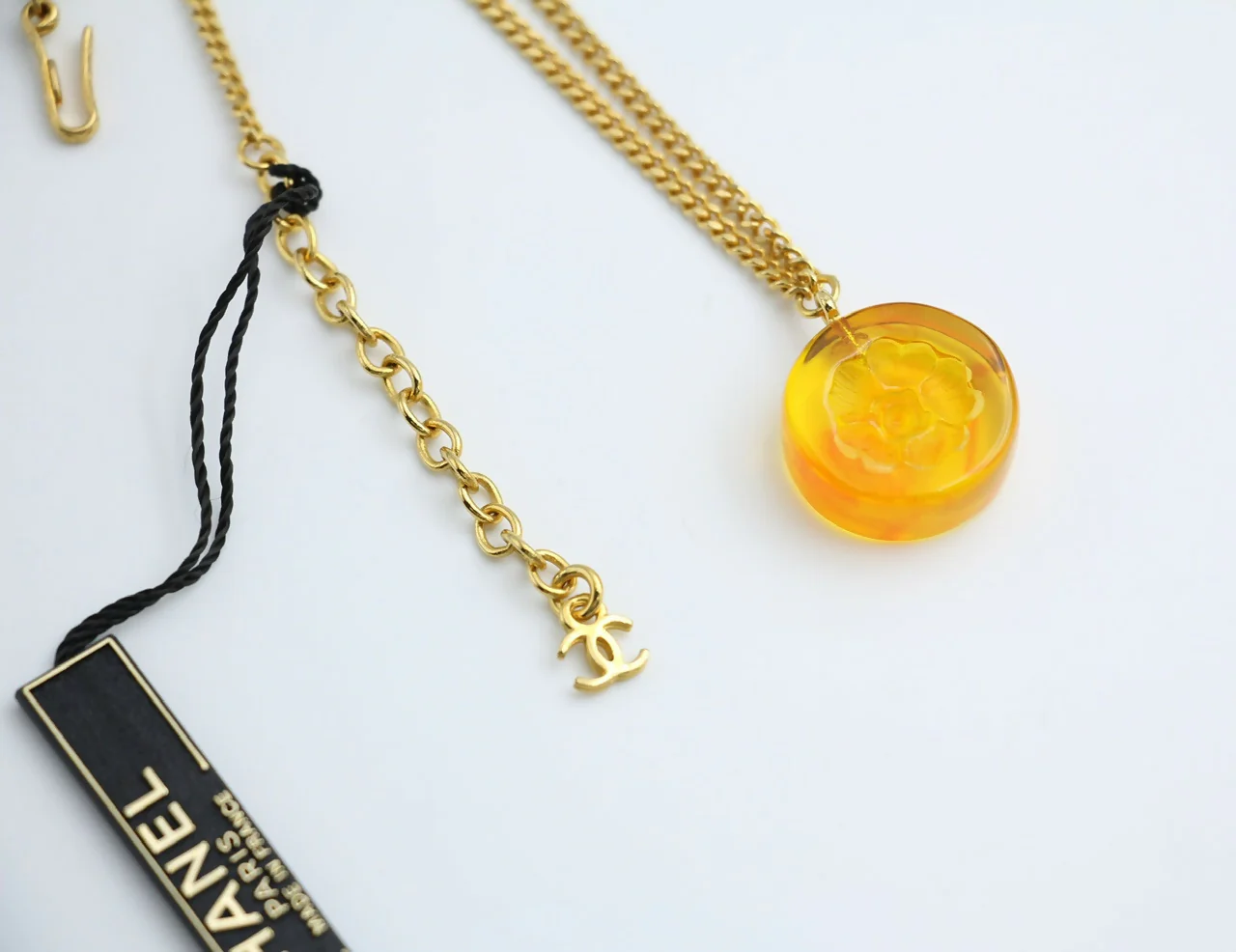 Chanel Vintage 98A Acrylic Light Yellow Brown Camellia Necklace - Image 8
