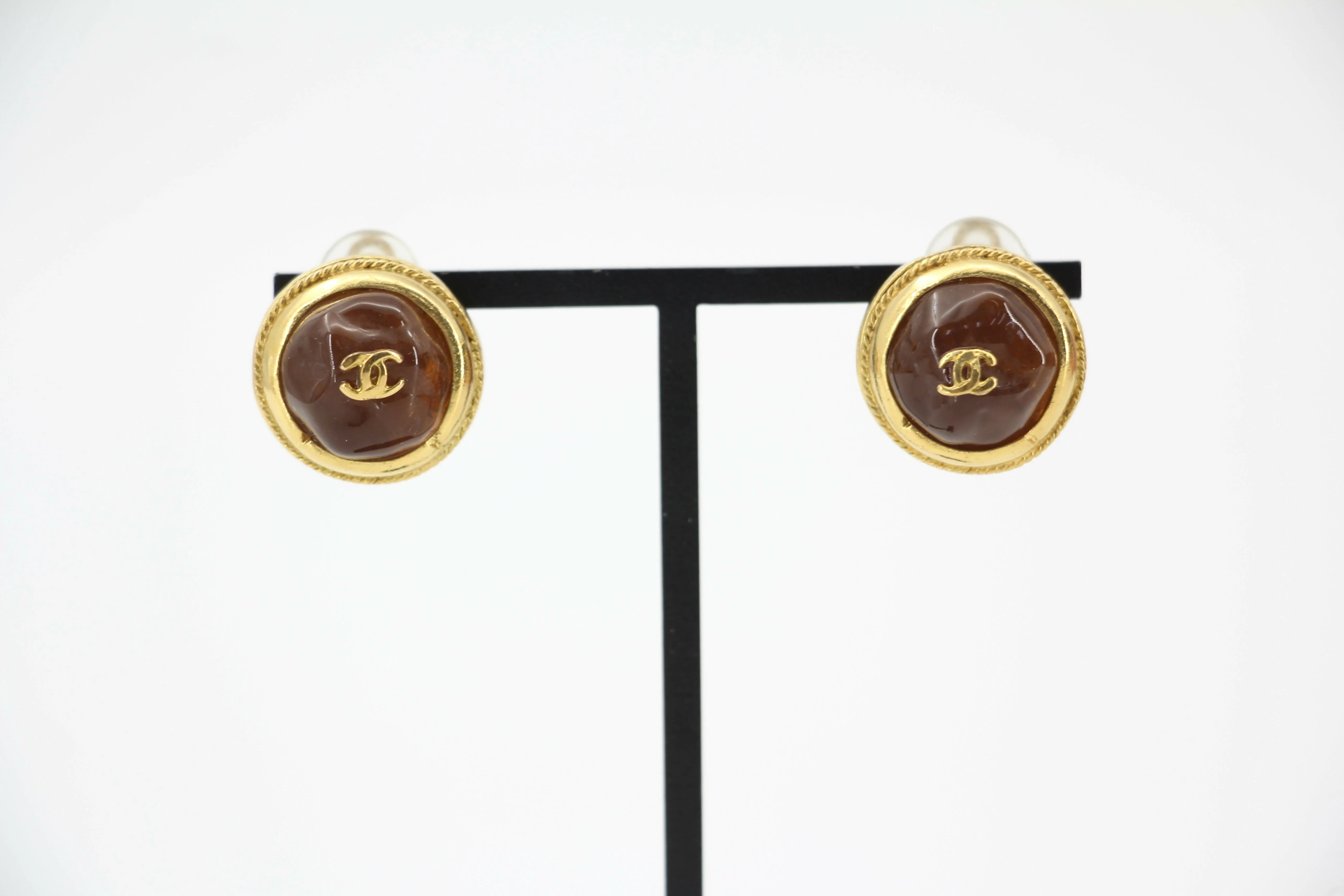 Chanel Vintage 99A Gripoix CC Logo Clip-on Earrings - Image 2
