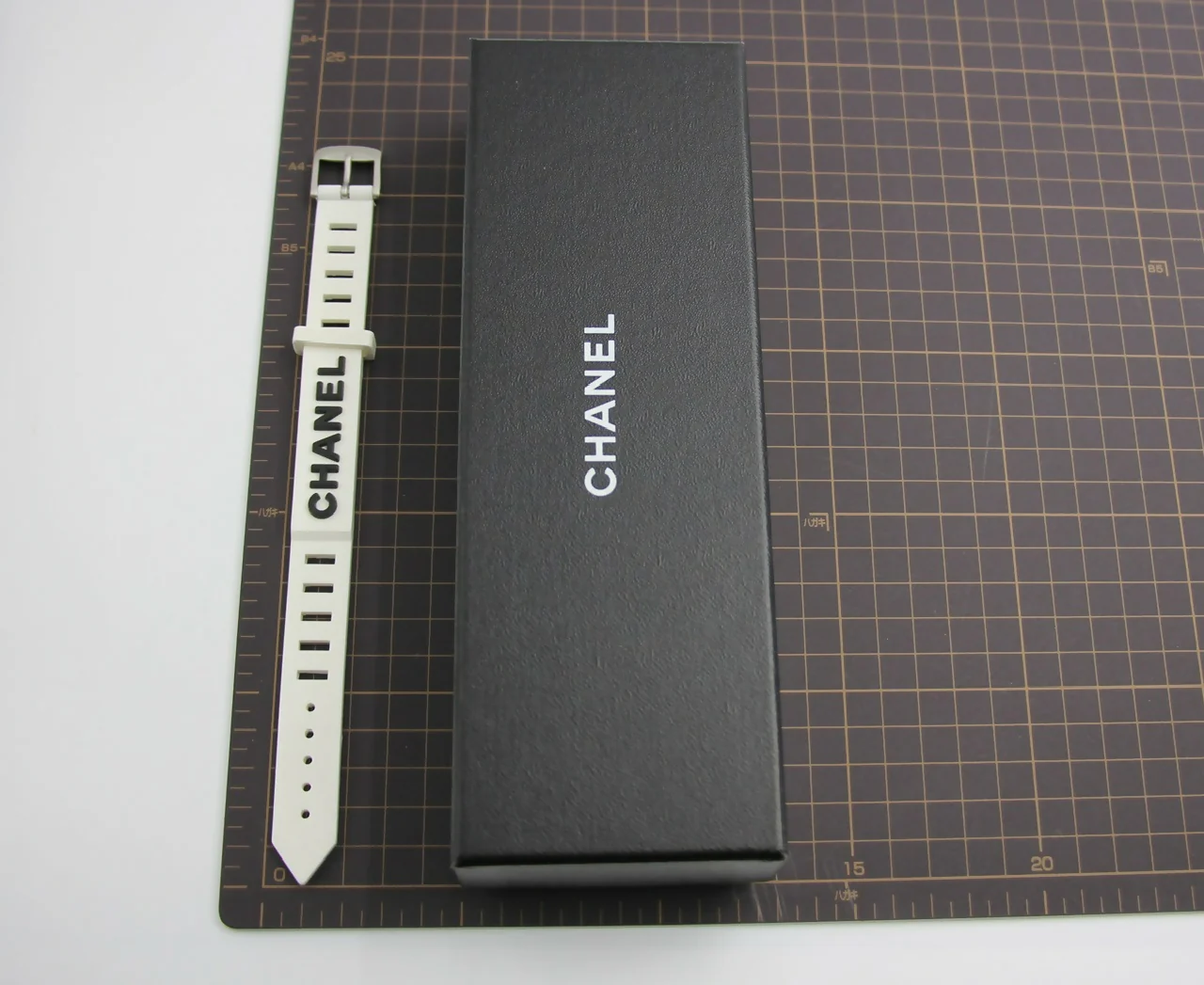 Chanel Vintage 99P Rubber Pink with Peach Wording Bracelet - Image 10