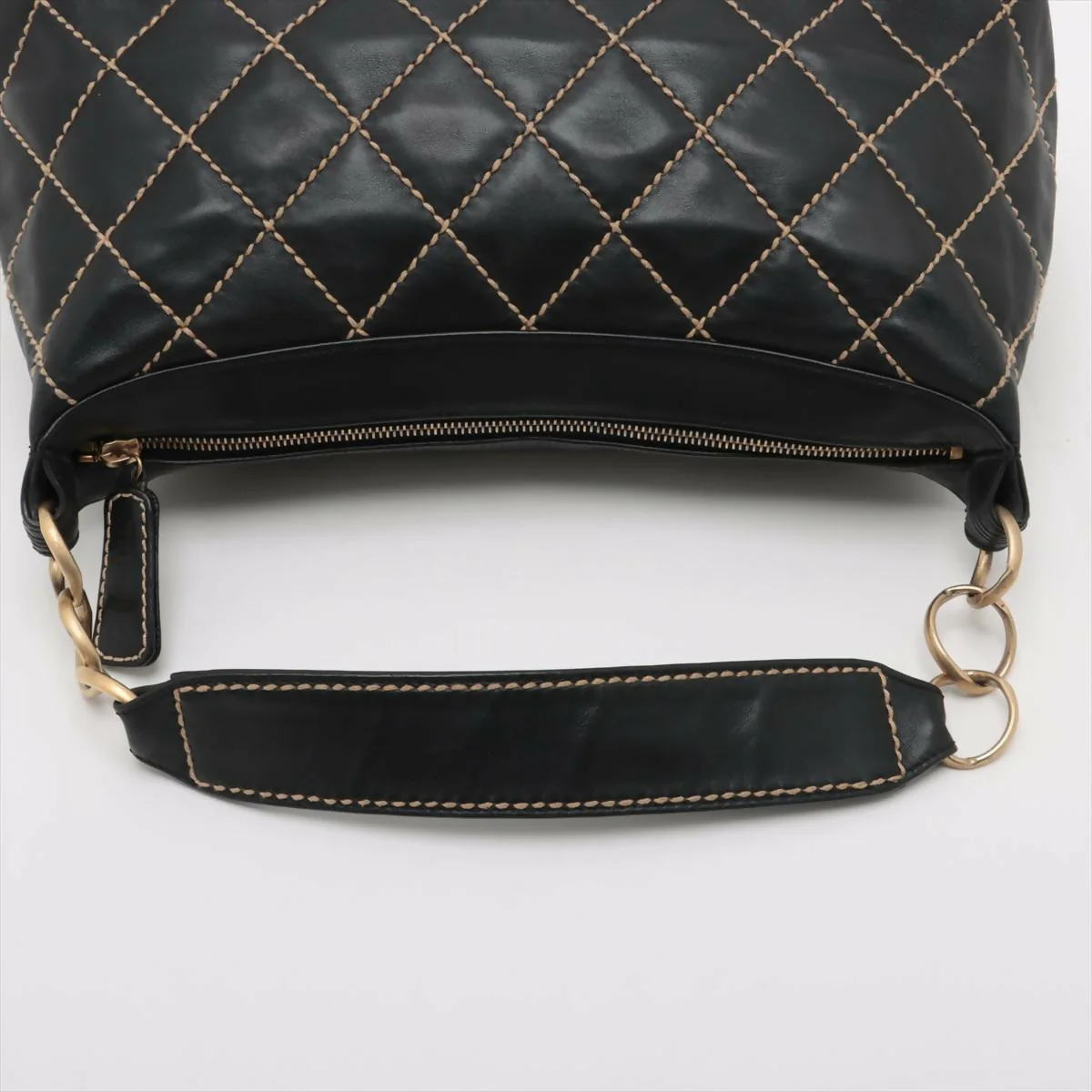 Chanel Vintage Black Lambskin Leather Handbag with Gold Hardware - Image 4