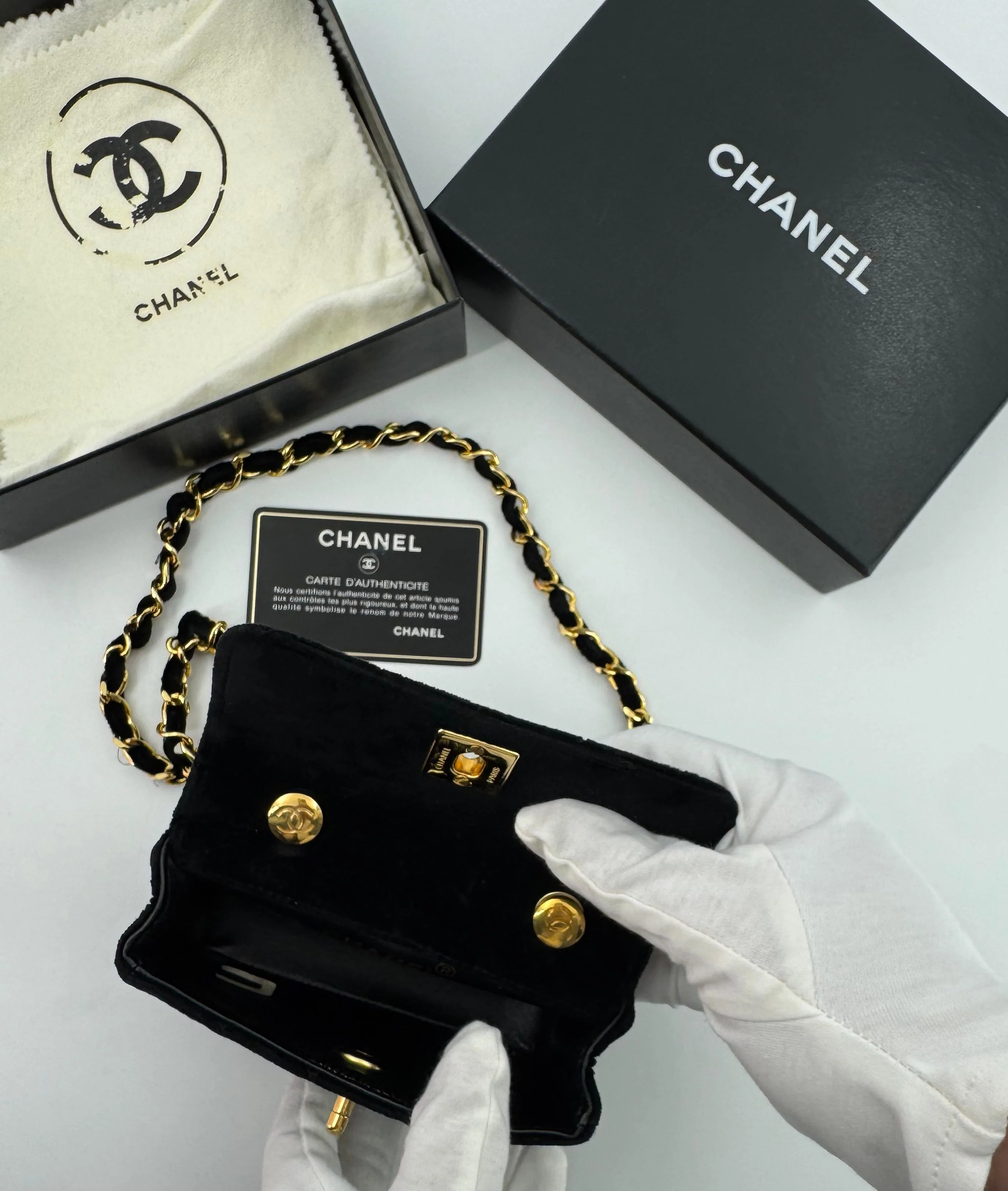 Chanel vintage Black velvet mini square flap bag with gold hardware - Image 10