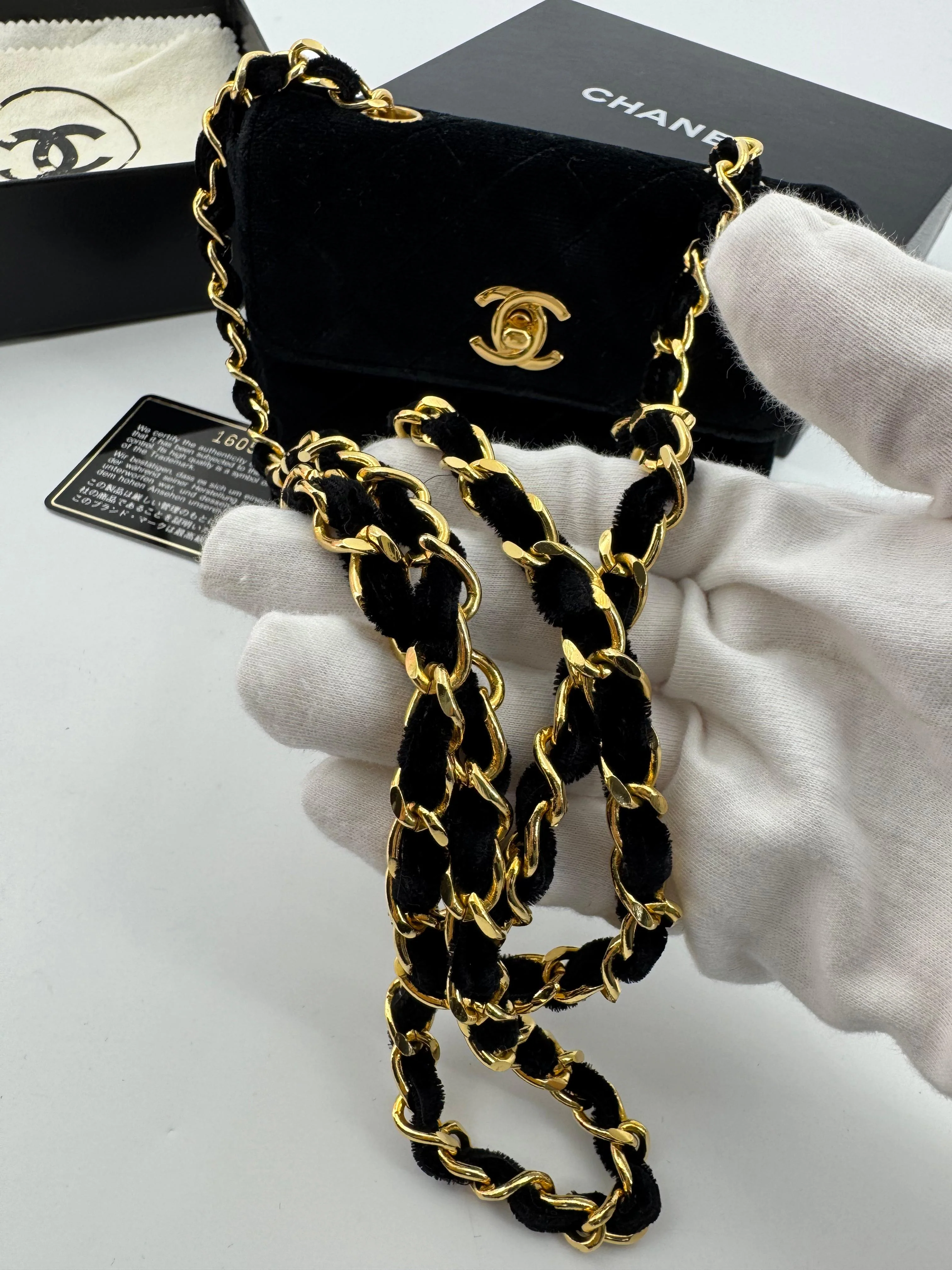 Chanel vintage Black velvet mini square flap bag with gold hardware - Image 12